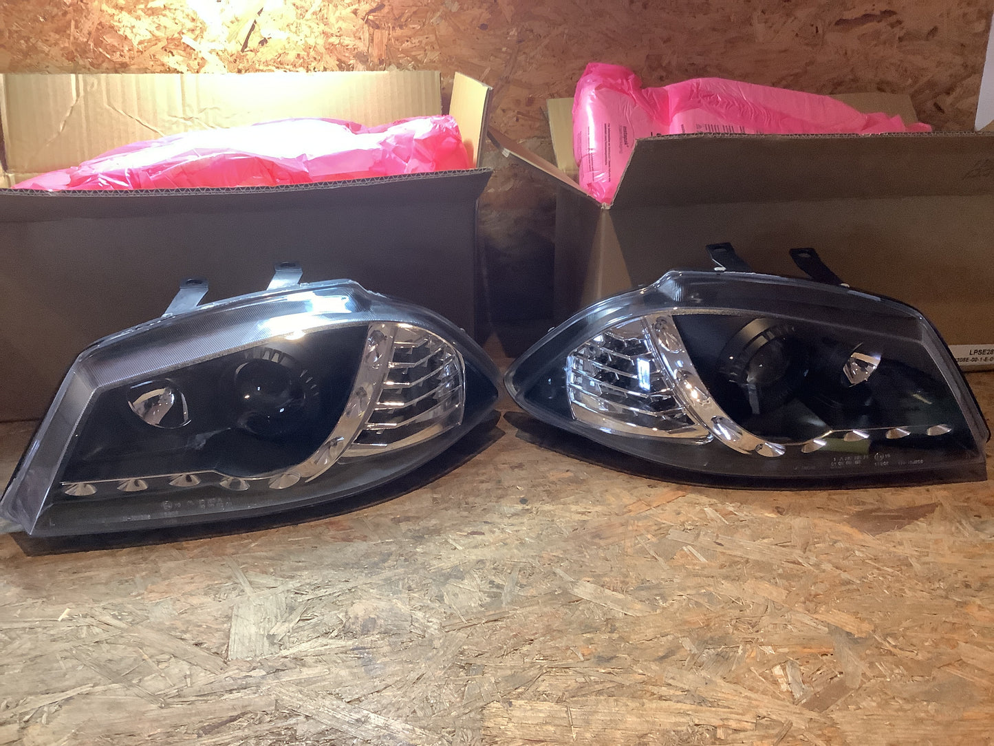 Tuning-Tec LED Tagfahrlicht Scheinwerfer für Seat Ibiza 6L 02-08 schwarz mit LED Blinker