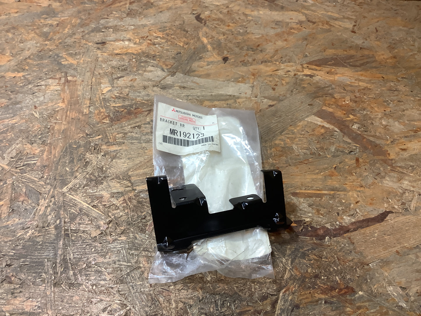 Mitsubishi Colt, CJ4A; Mitsubishi Lancer CJ4A Halterung, Nebelscheinwerfer, hinten Original Mitsubishi NEU