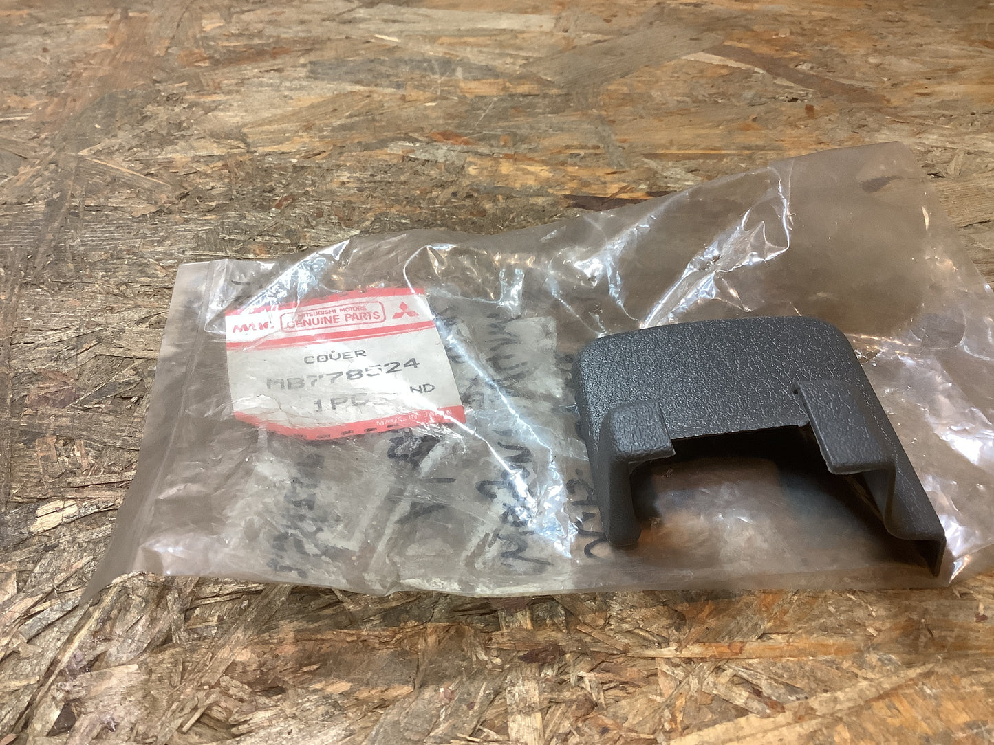 Mitsubishi Space Wagon, N41W, Bj.91-92 Abdeckung, 2. Sitzanker, rechts Original Mitsubishi NEU