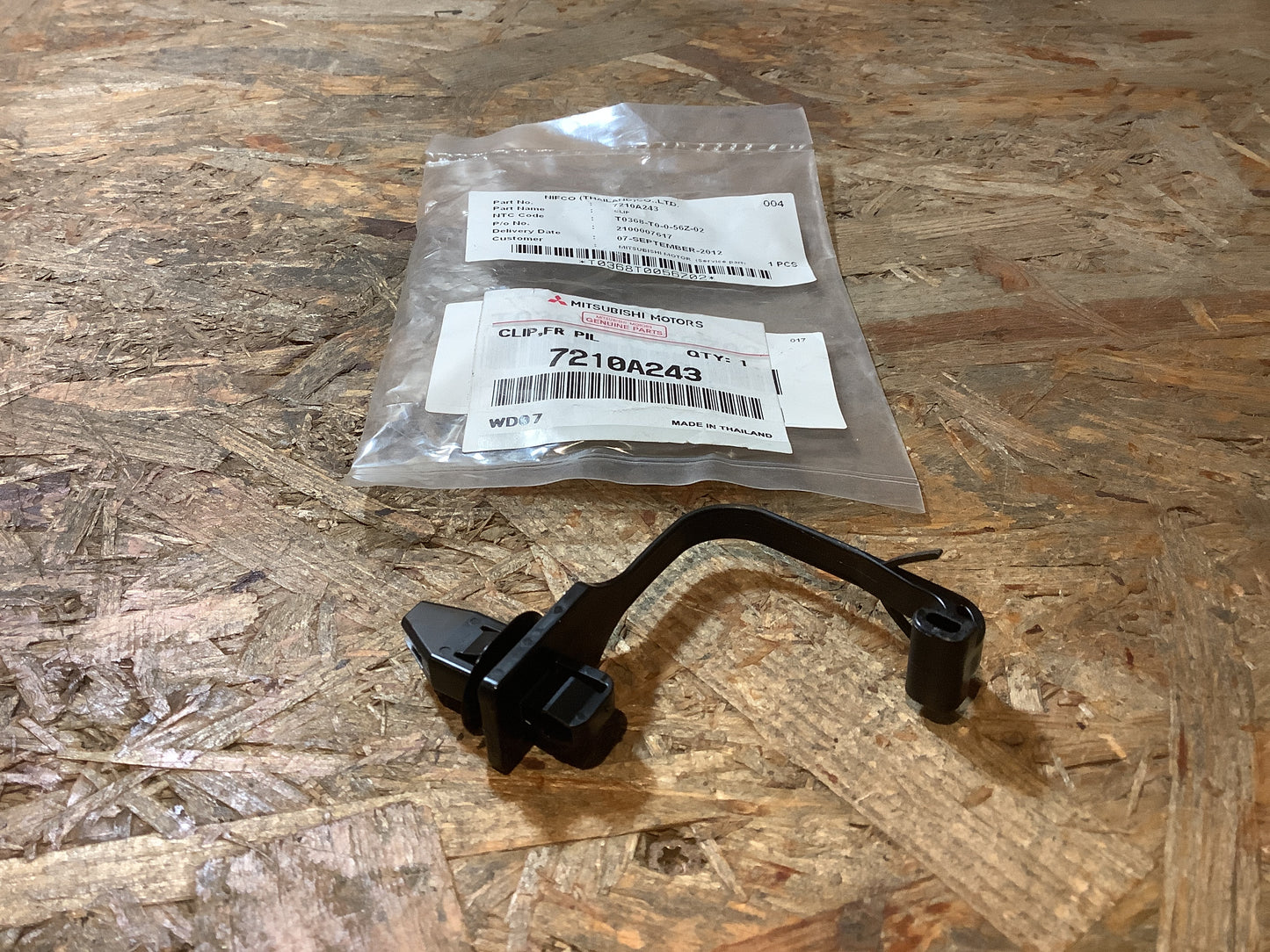 Mitsubishi Säulenverkleidungshalter an Windschutzscheibe Original Mitsubishi NEU