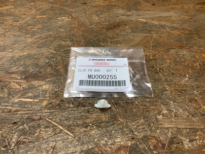 Mitsubishi Clip für Gummidichtstreifen Tür vorne und hinten Original Mitsubishi NEU