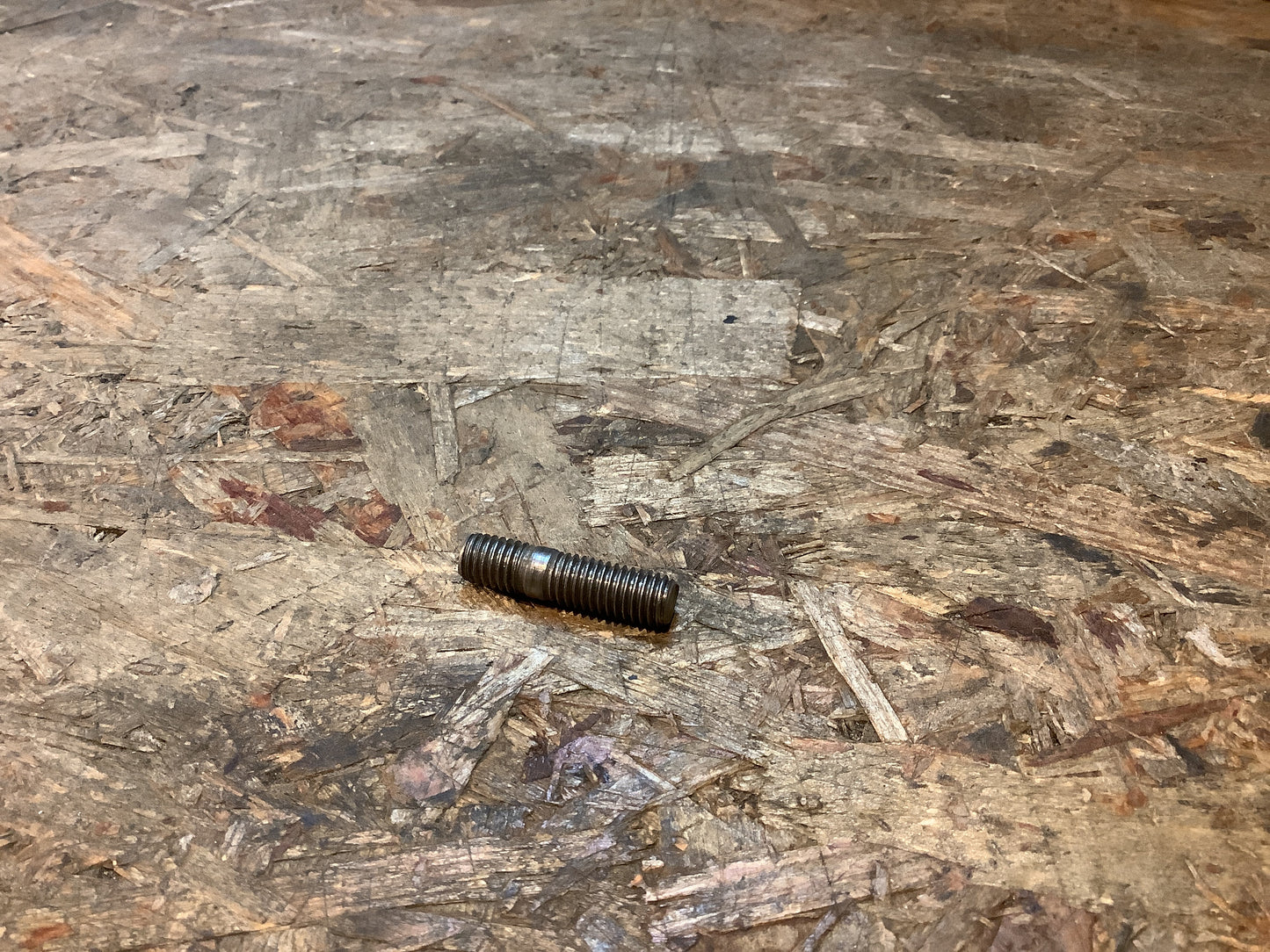 Opel Astra F, Frontera B, Sintra Stehbolzen Auspuffkrümmer NEU