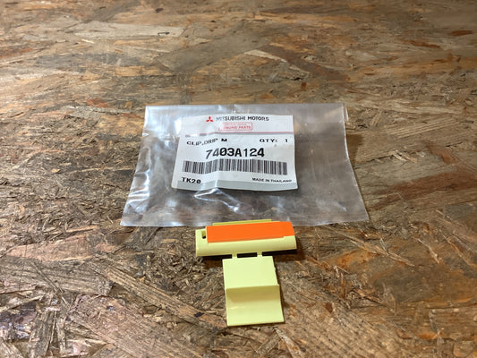 Mitsubishi L200 Clip, Tropfenleiste Original Mitsubishi NEU