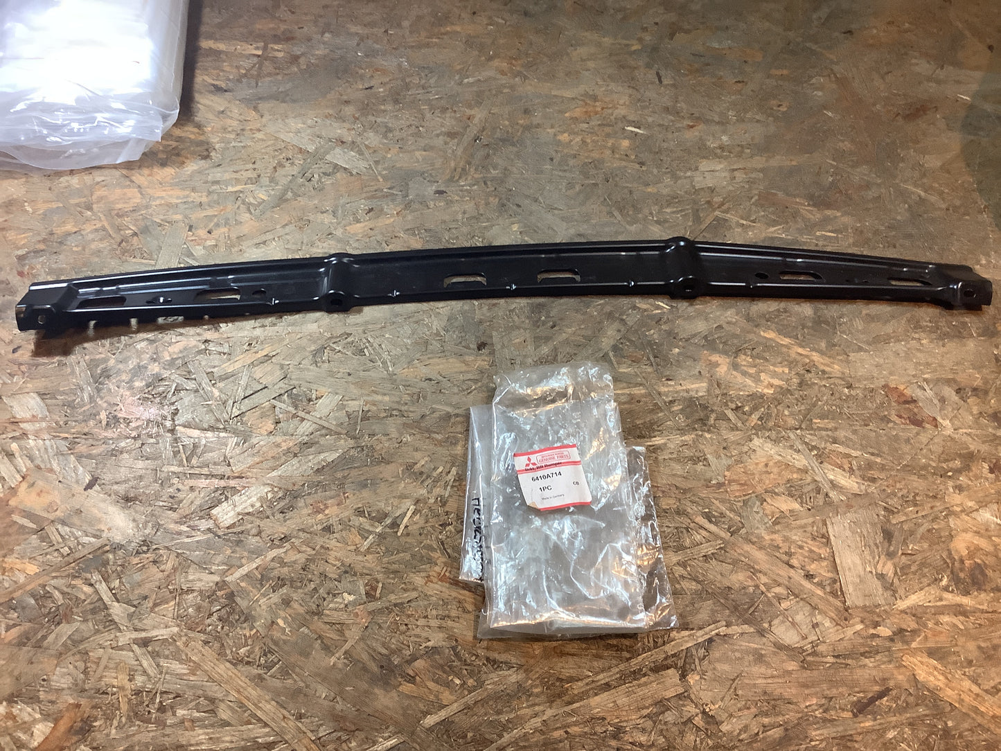 Mitsubishi Colt Halterung, Heckstoßstange Original Mitsubishi NEU