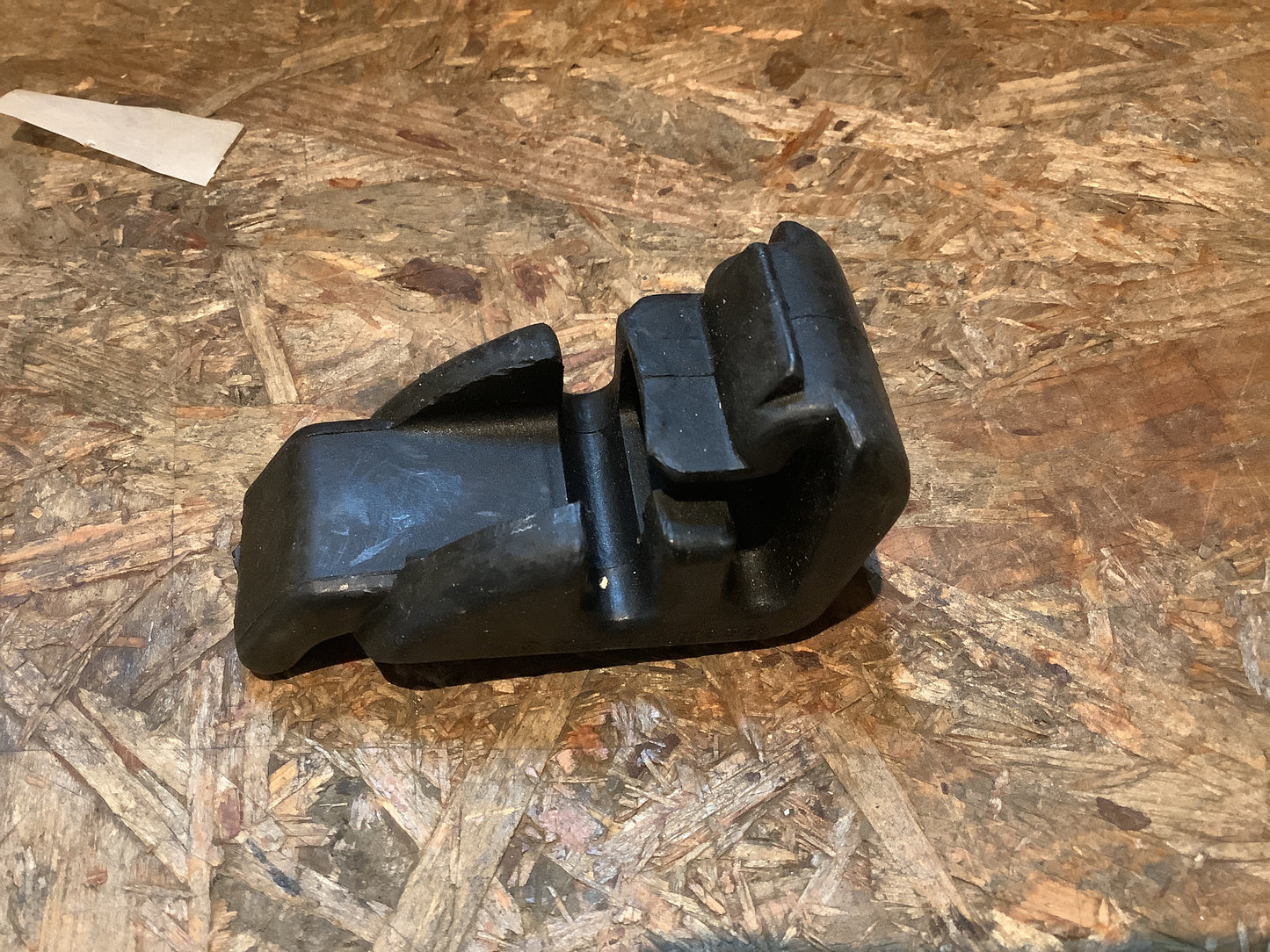 Audi 80 B2 Halter für Federstab Heckklappe Original VW NEU