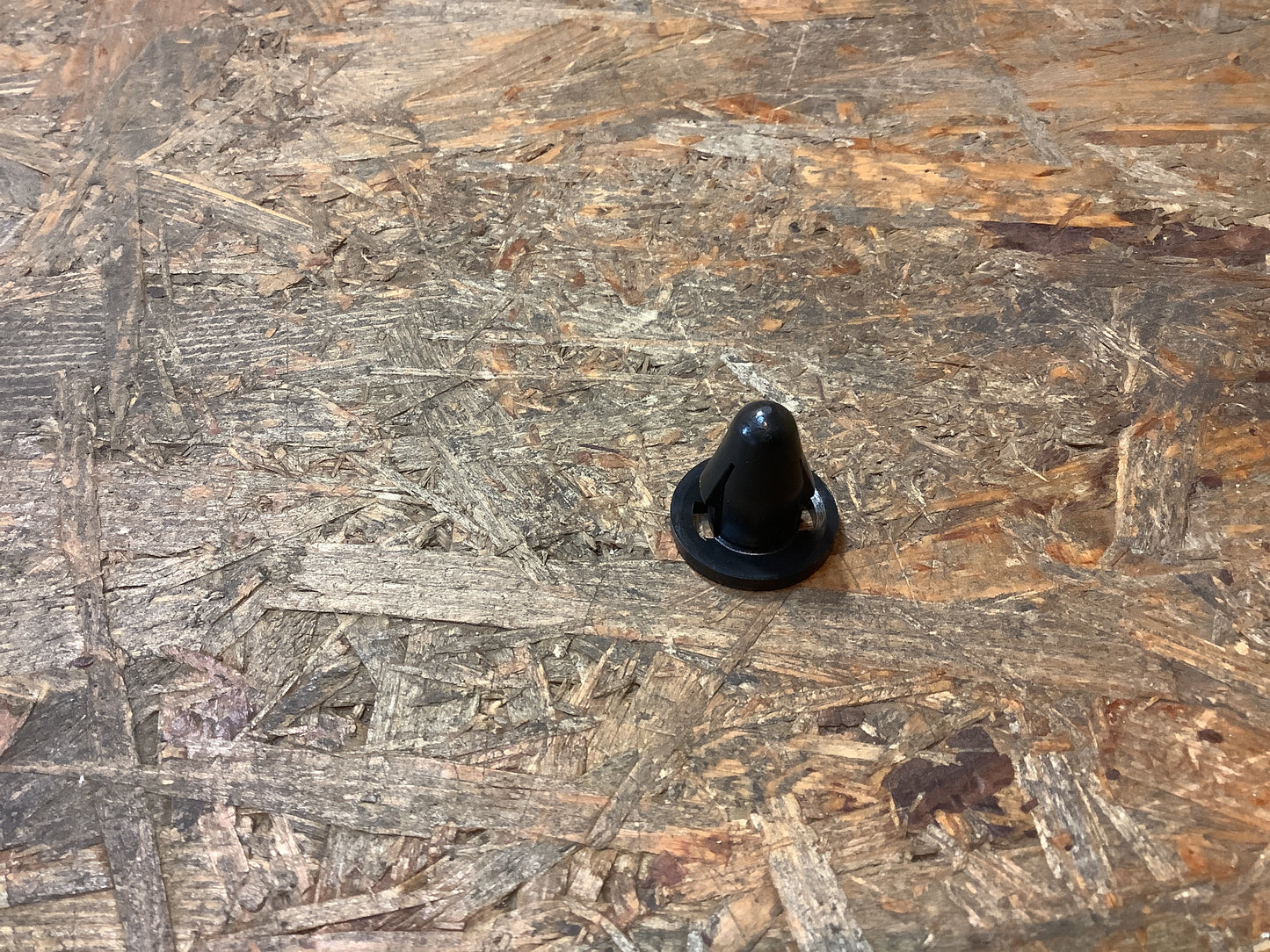 Mitsubishi Befestigungstülle, Stoßfängerabdeckung Original Mitsubishi NEU