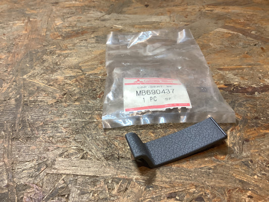 Mitsubishi Pajero Kappe vordere Abdeckung für Sicherheitsgurtaufroller Original Mitsubishi NEU