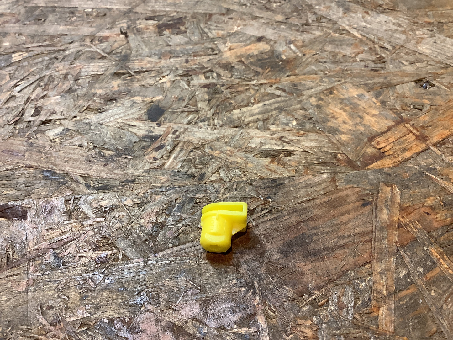 Corsa D Klemm-Mutter an Pressloch an Konsole Mitte Original GM NEU