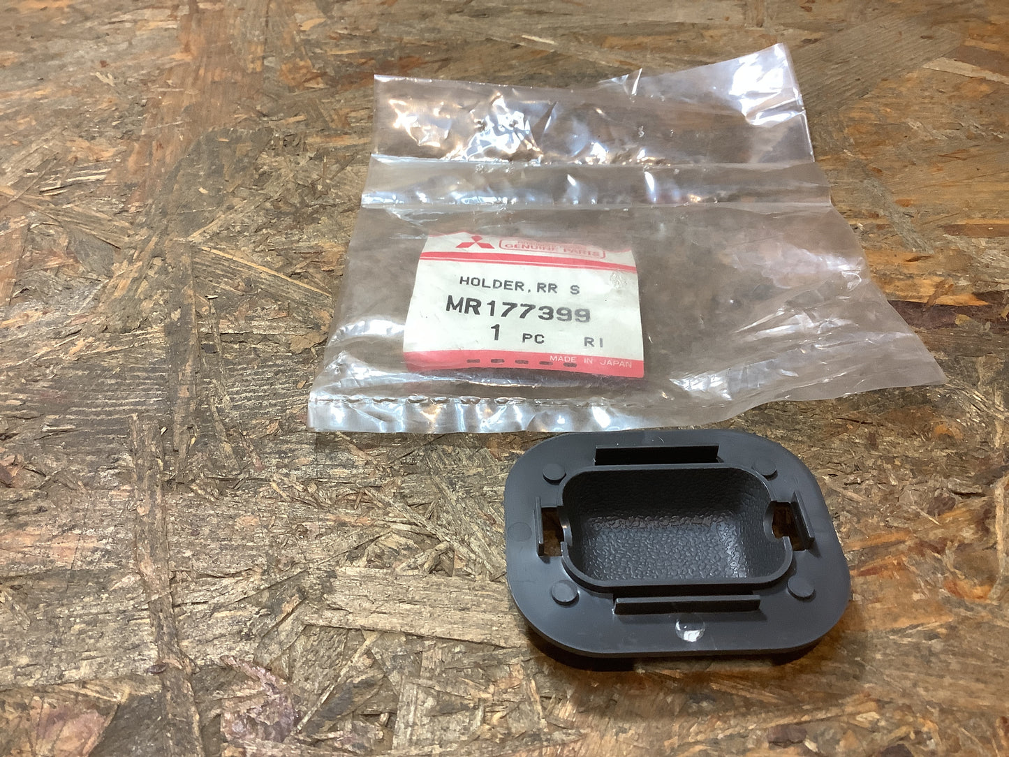 Mitsubishi Pajero, Mondero Griffablage, Halter, hinten Original Mitsubishi NEU