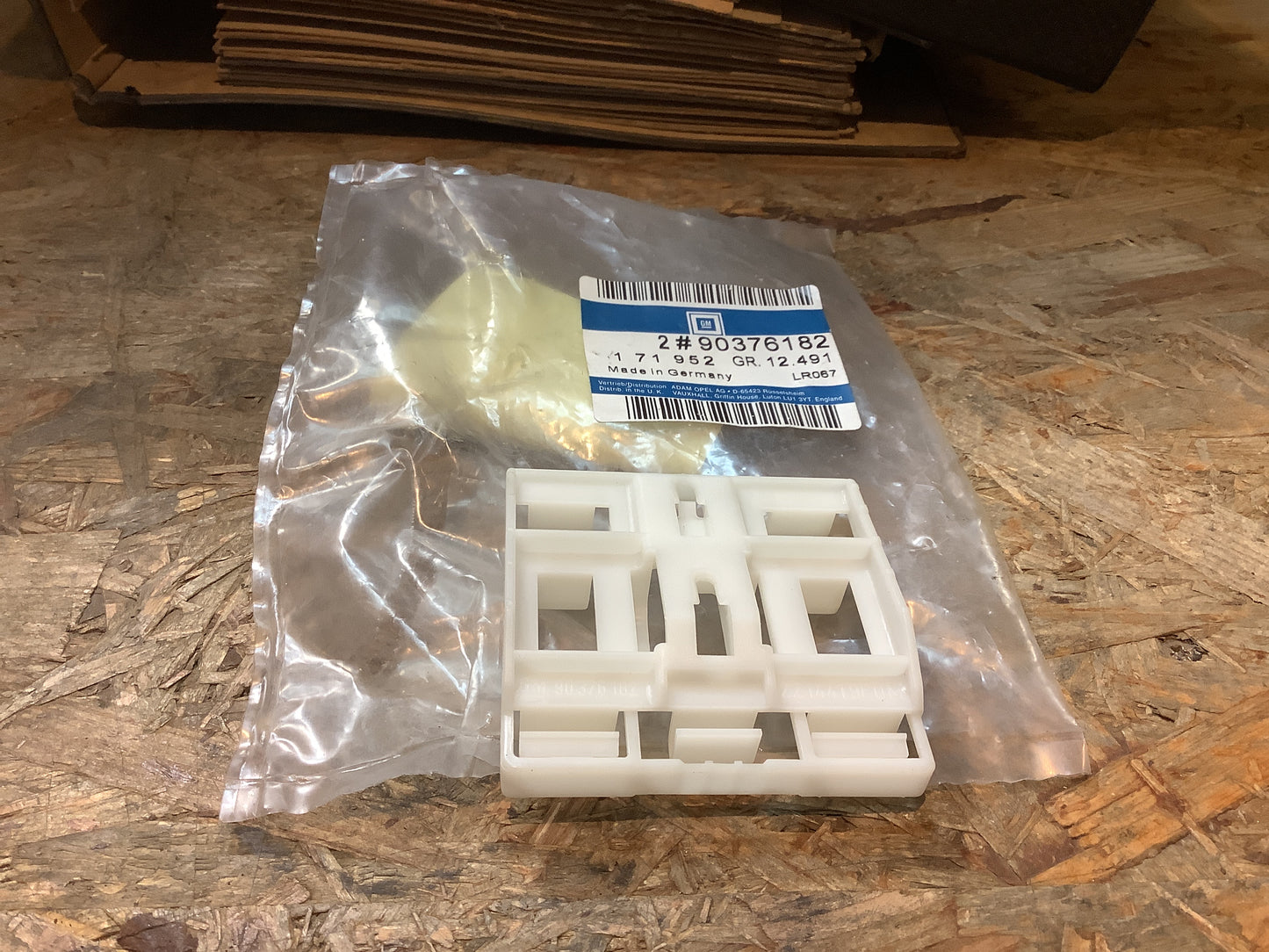 Opel Omega A Halter Zierleiste Original GM NEU