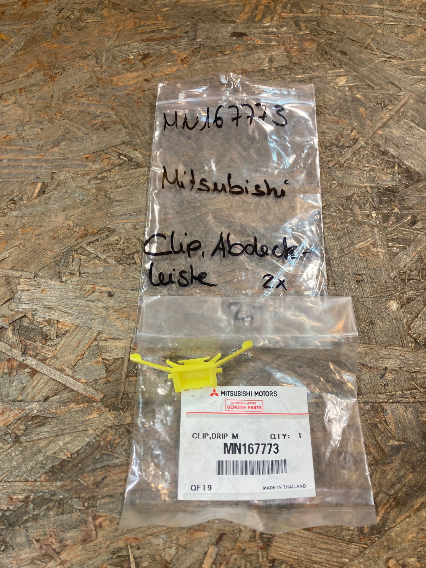 Mitsubishi Clip, Abdeckleiste