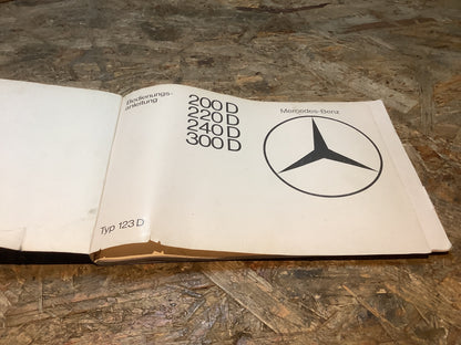 Bedienungsanleitung Mercedes-Benz 200D, 220D, 240D, 300D Seiten sind teilweise lose, sowie Riss im Cover (sehe Bild)