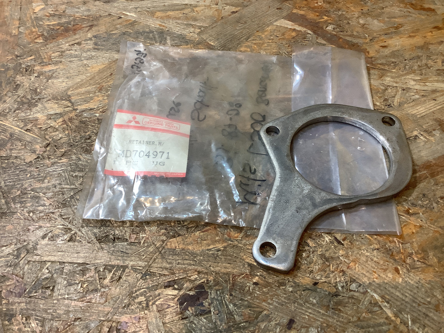 Mitsubishi L300, Benziner, Bj. 97-08 Halter Schaltgehäuse Original Mitsubishi NEU