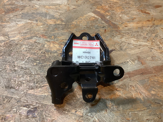 Scharnier, Tür vorne, LWR, rechts Original Mitsubishi NEU