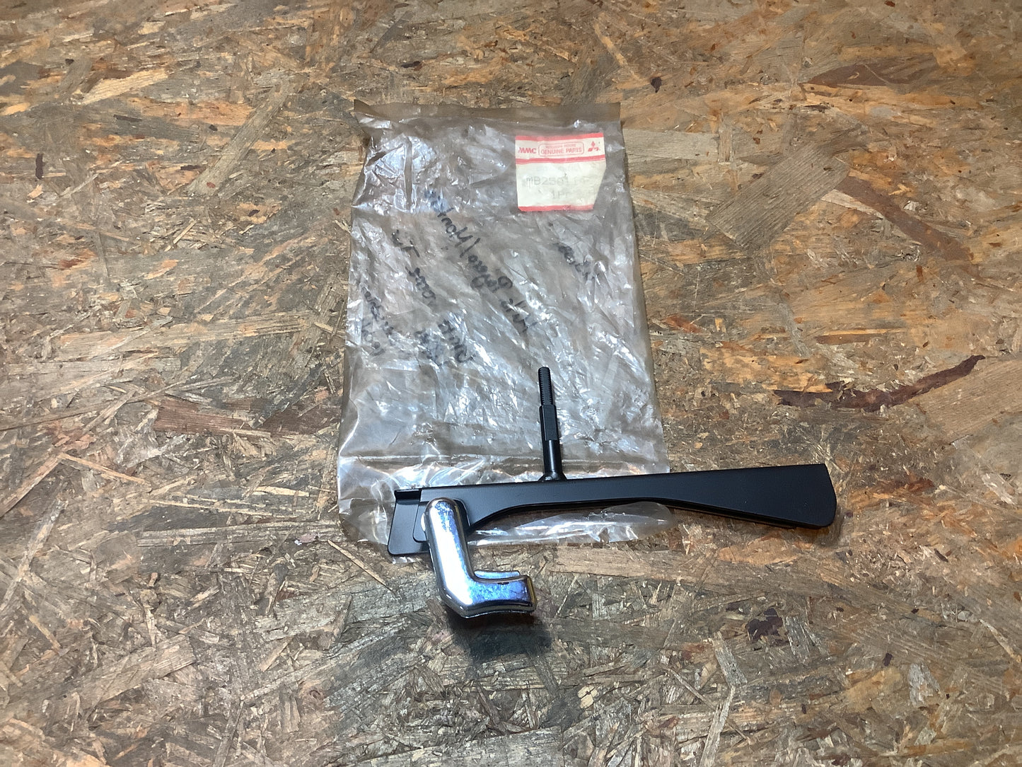 Mitsubishi Pajero Griff vorne Tür Lüfter Fensterschloss, rechts Original NEU