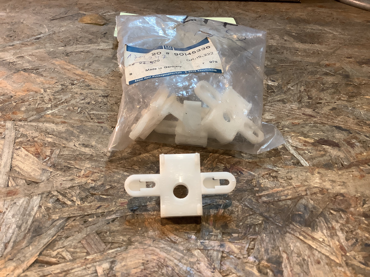 Opel Ascona C Klammer Heckspoiler Original GM NEU