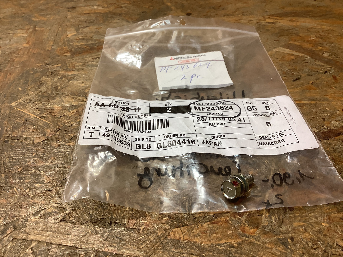 Schraube 6X16 an Kennzeichenleuchtung Original Mitsubishi NEU