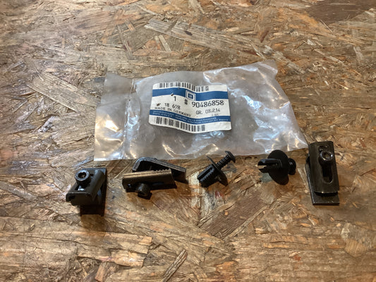 Opel Corsa B Halteklammer Befestigungssatz Schmutzlappen Original Opel NEU