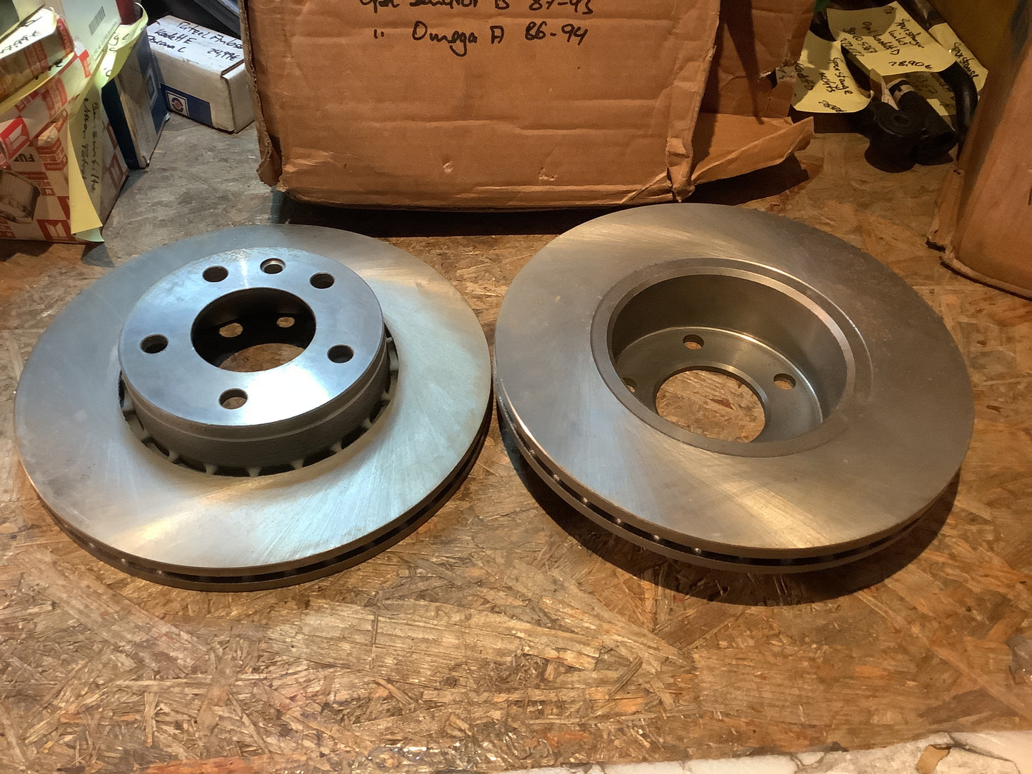 Opel Senator B Bj. 87-93, Opel Omega A Bj. 86-94 Satz Scheibenbremsen innenbelüftet Original GM NEU