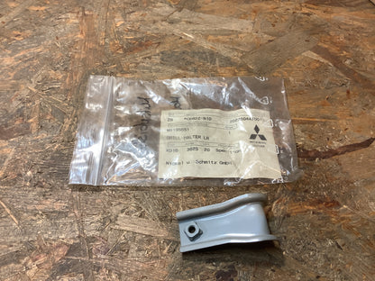 Halter an Grill Original Mitsubishi NEU