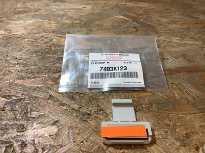 Mitsubishi L200, Bj. 08-09 Clip, Tropfleiste Original Mitsubishi NEU