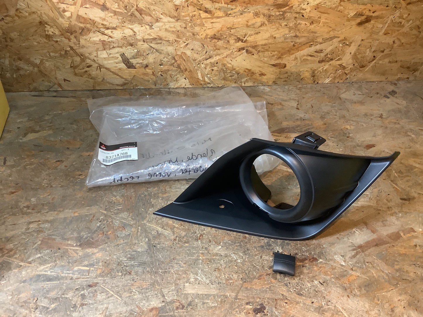 Mitsubishi Outlander Blende, Nebelscheinwerfer, vorne rechts Original Mitsubishi NEU