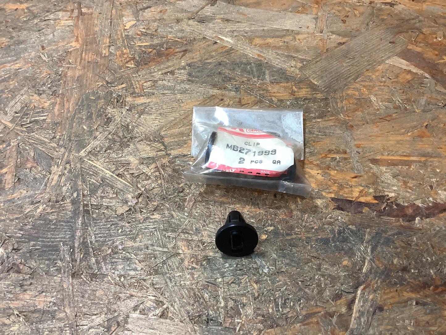 Mitsubishi Befestigungstülle, Stoßfängerabdeckung Original Mitsubishi NEU