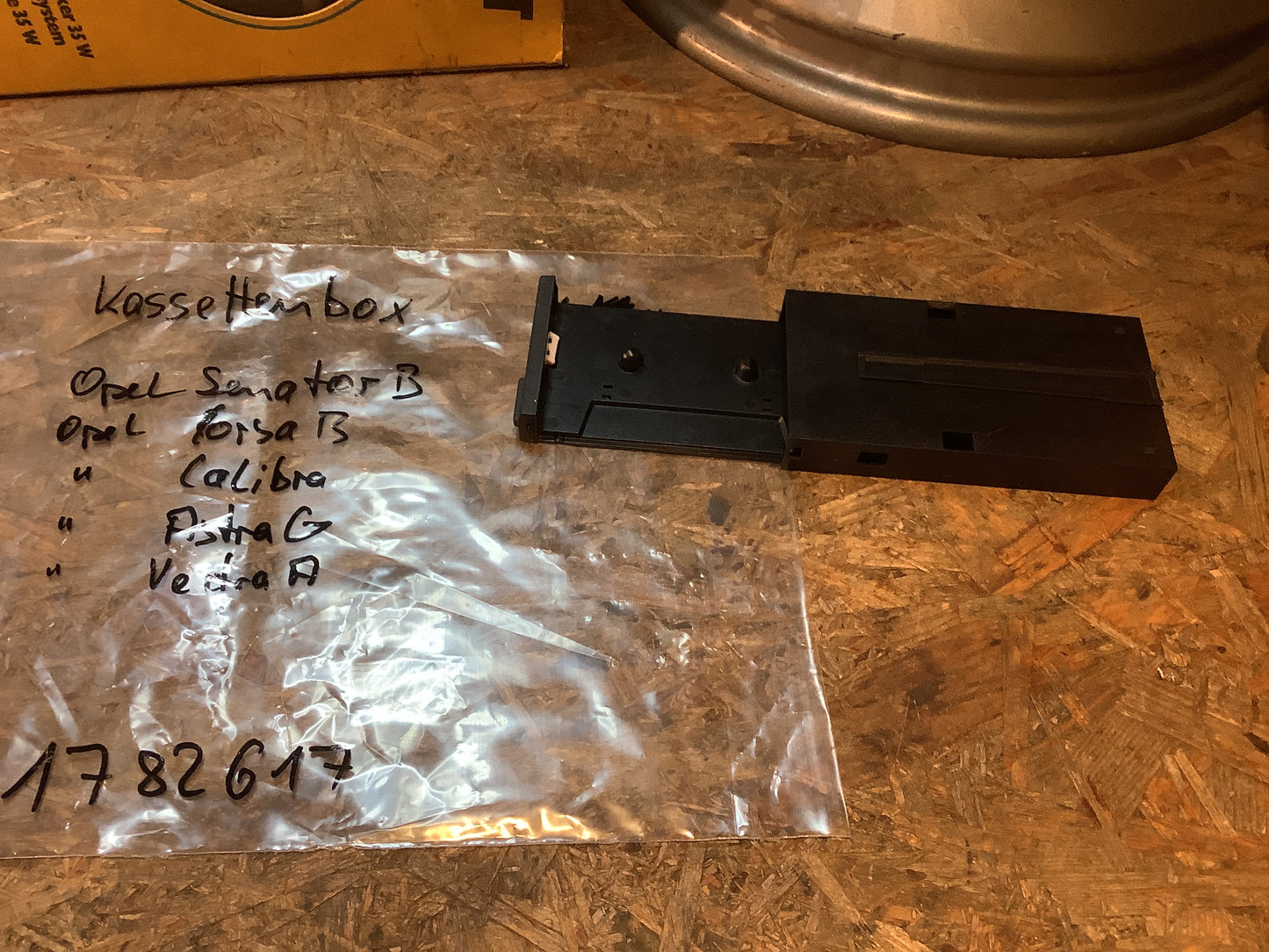 Opel Senator B, Corsa B, Calibra, Astra G, Vectra A Kasettenbox Original Fischer NEU