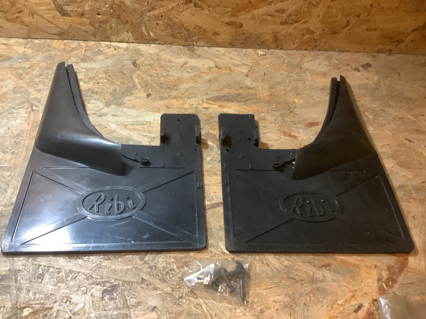 Audi 100 Schmutzfänger vorn Original PON NEU