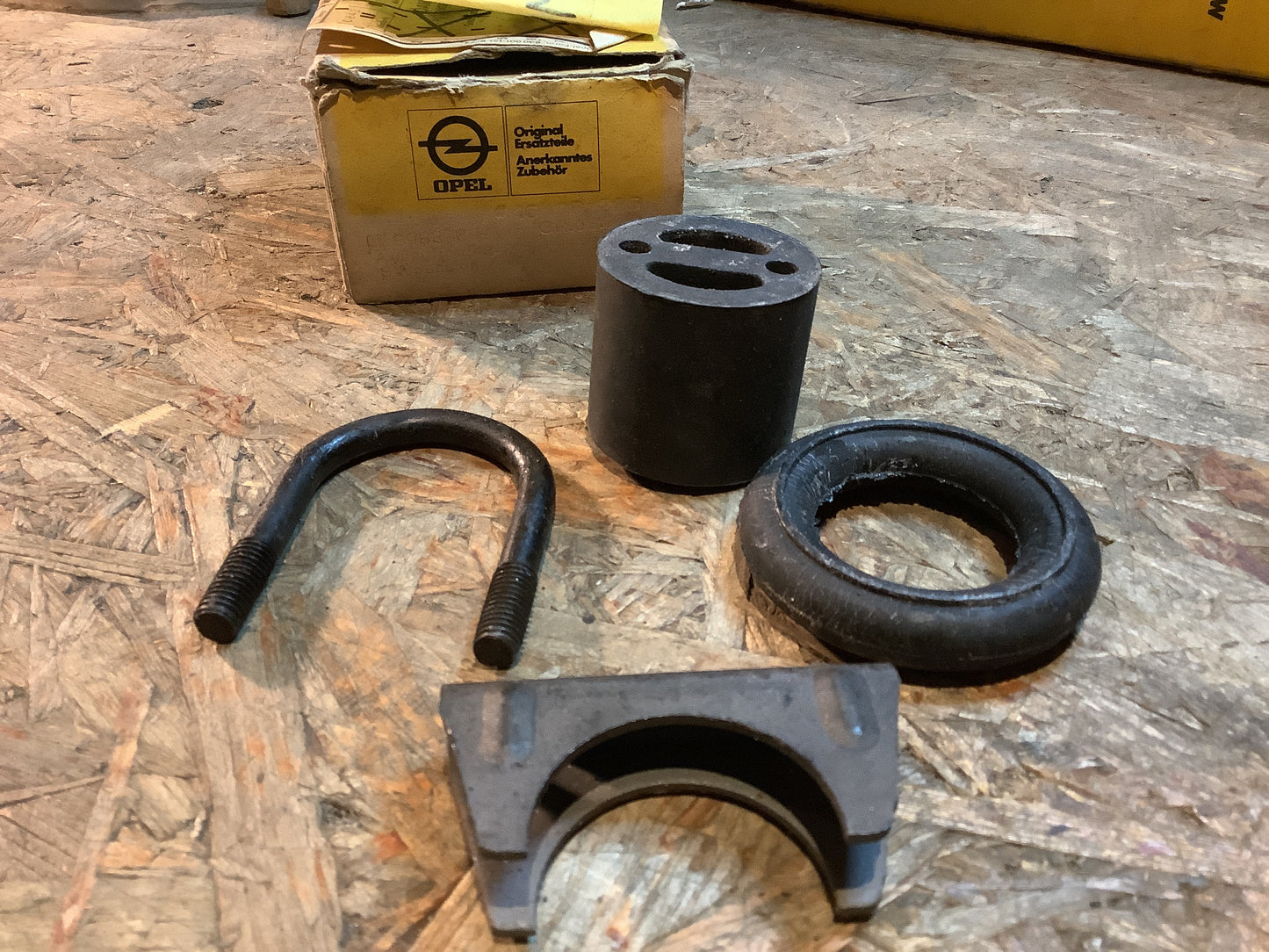 Opel Kadett C Satz-Auspuffaufhängung Original Opel NEU