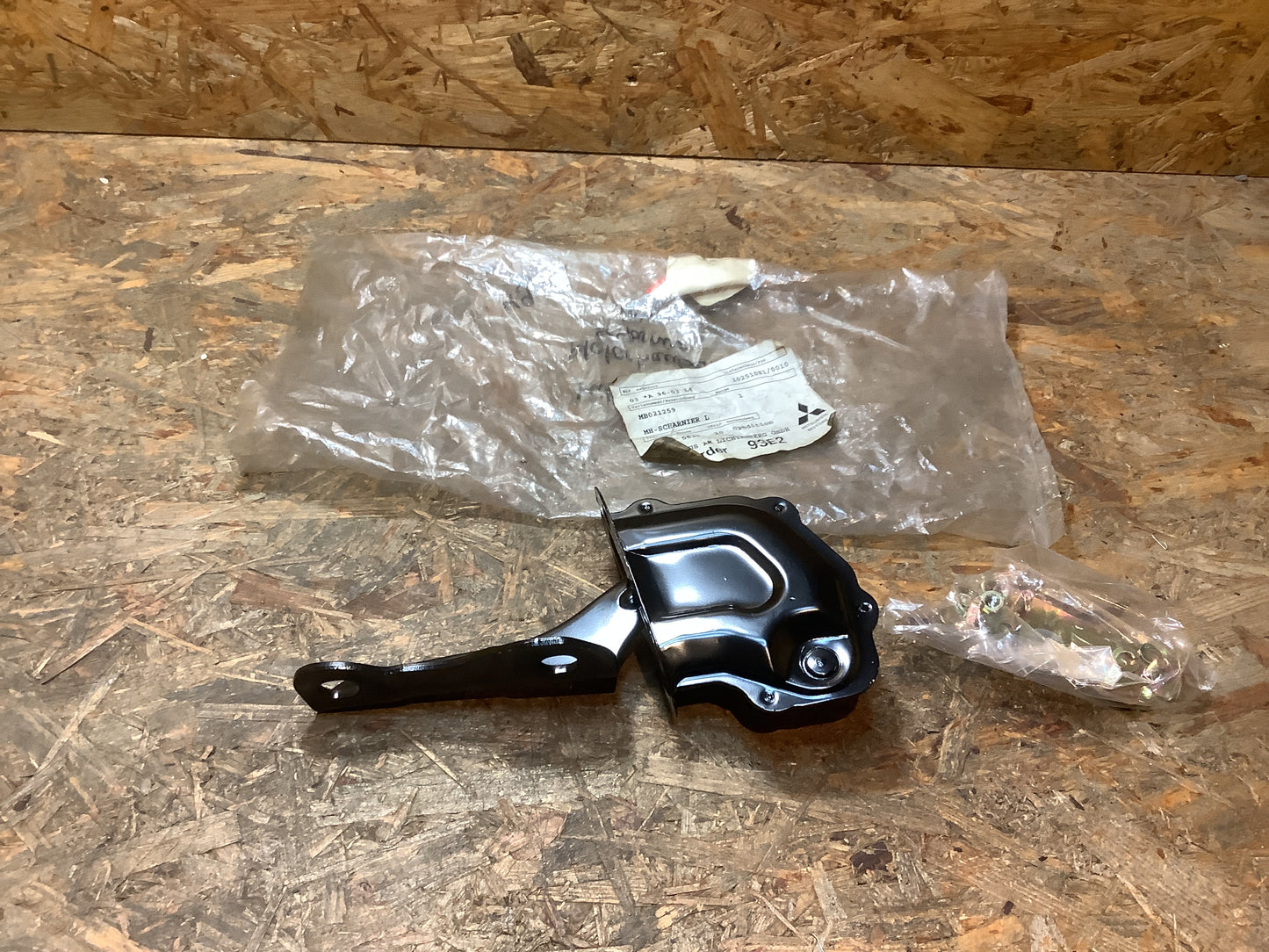 Mitsubishi L200 Motorhaubenscharnier links Original NEU