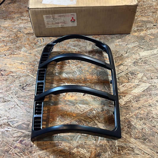 Original Mitsubishi Rahmen Rücklicht Pajero bj. 1995 NEU MB683995