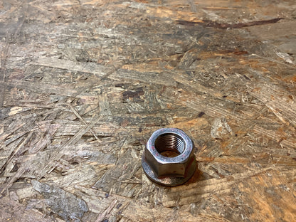 Mitsubishi Pajero, V98W, Bj. 08-09  - Mitsubishi Montero, V98W, Bj. 08-09 Mutter, Querträger, hintere Aufhängung Original Mitsubishi NEU