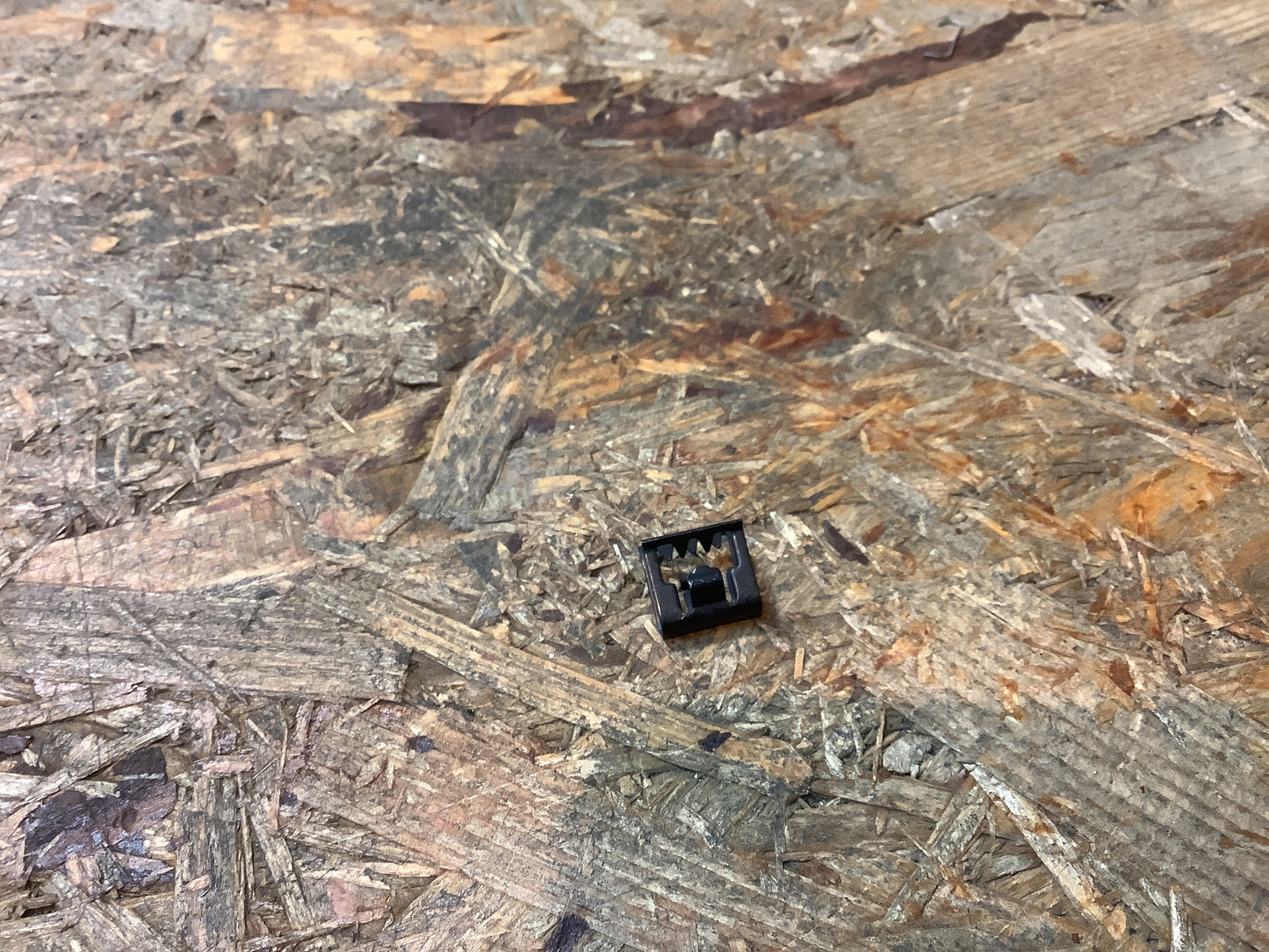 Mitsubishi Carisma, Bj. 99-03; Mitsubishi Exlipse, Bj. 95-05 Clip, Einstiegsleiste, Innenraum Original Mitsubishi NEU