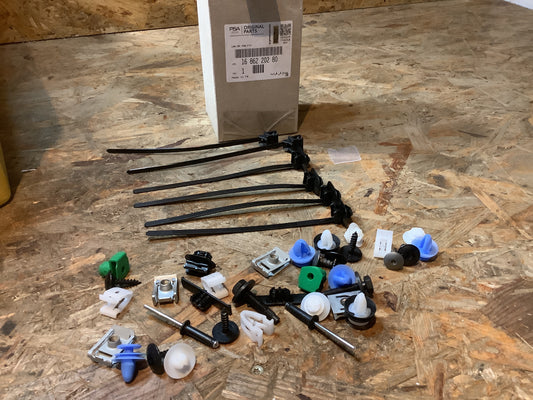 Citroën C4 MontageSatz für Stoßstange hinten Original PSA Groupe NEU