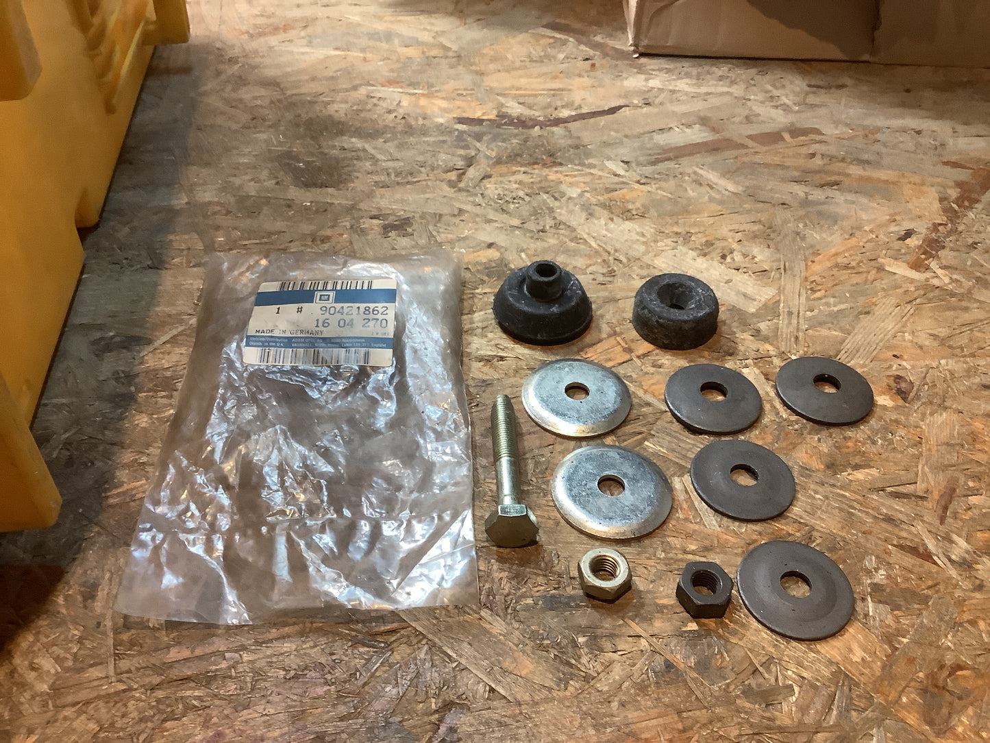 Opel Ascona C, Kadett E Satz Befestigungsteile Stoßdämpfer Original GM NEU