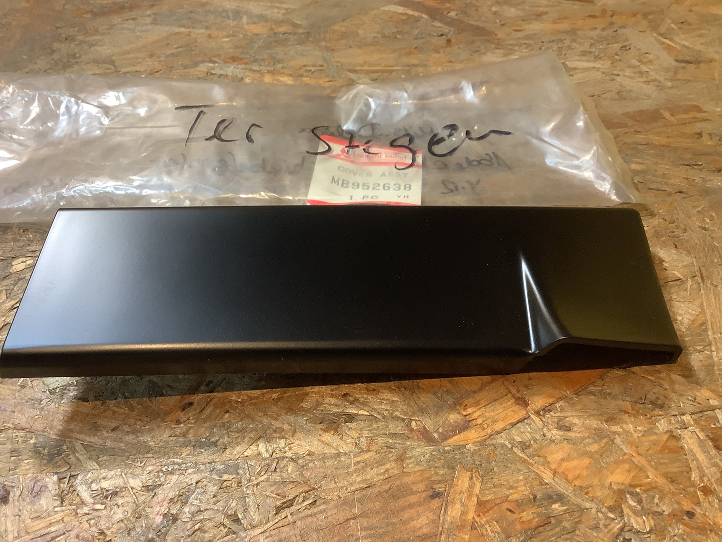 Mitsubishi Delica Abdeckung, Schiebefenster V.R Original Mitsubishi NEU