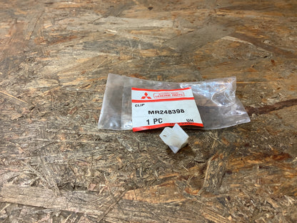 Mitsubishi Carisma Europe DA1A Clip, Türverriegelung, hinten Original Mitsubishi NEU