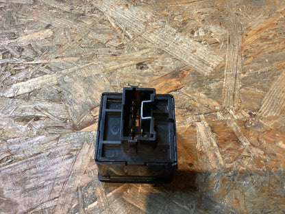 Modell unbekannt Schalter Sitzheizung Original Mitsubishi NEU