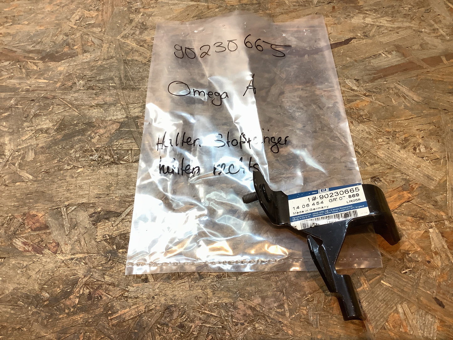 Omega A Halter, Stoßfänger hinten rechts Original GM NEU