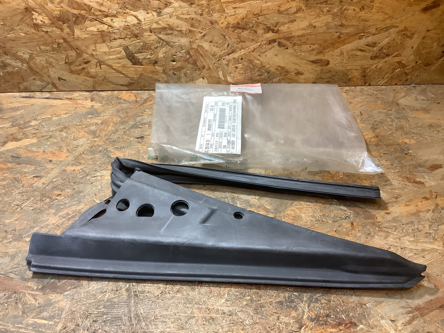 Mitsubishi Colt CZC Cabrio Türschacht Dichtgummi links Original Mitsubishi NEU