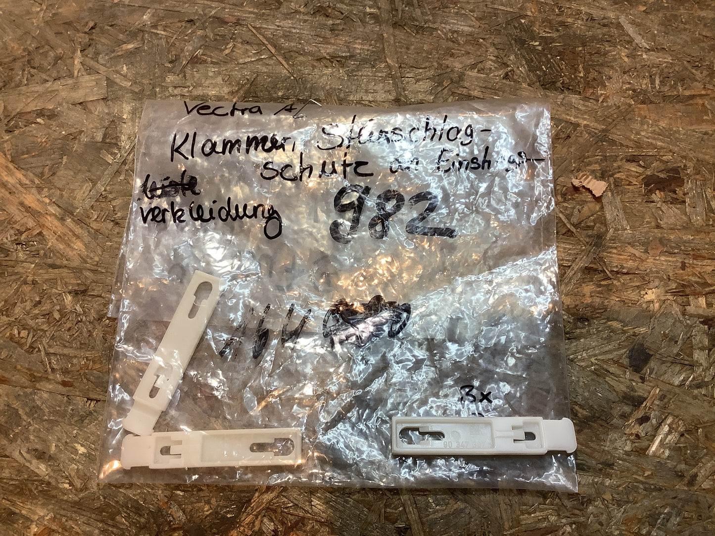 Vectra A Klammer, Steinschlagschutz an Einstiegsverkleidung Original GM NEU