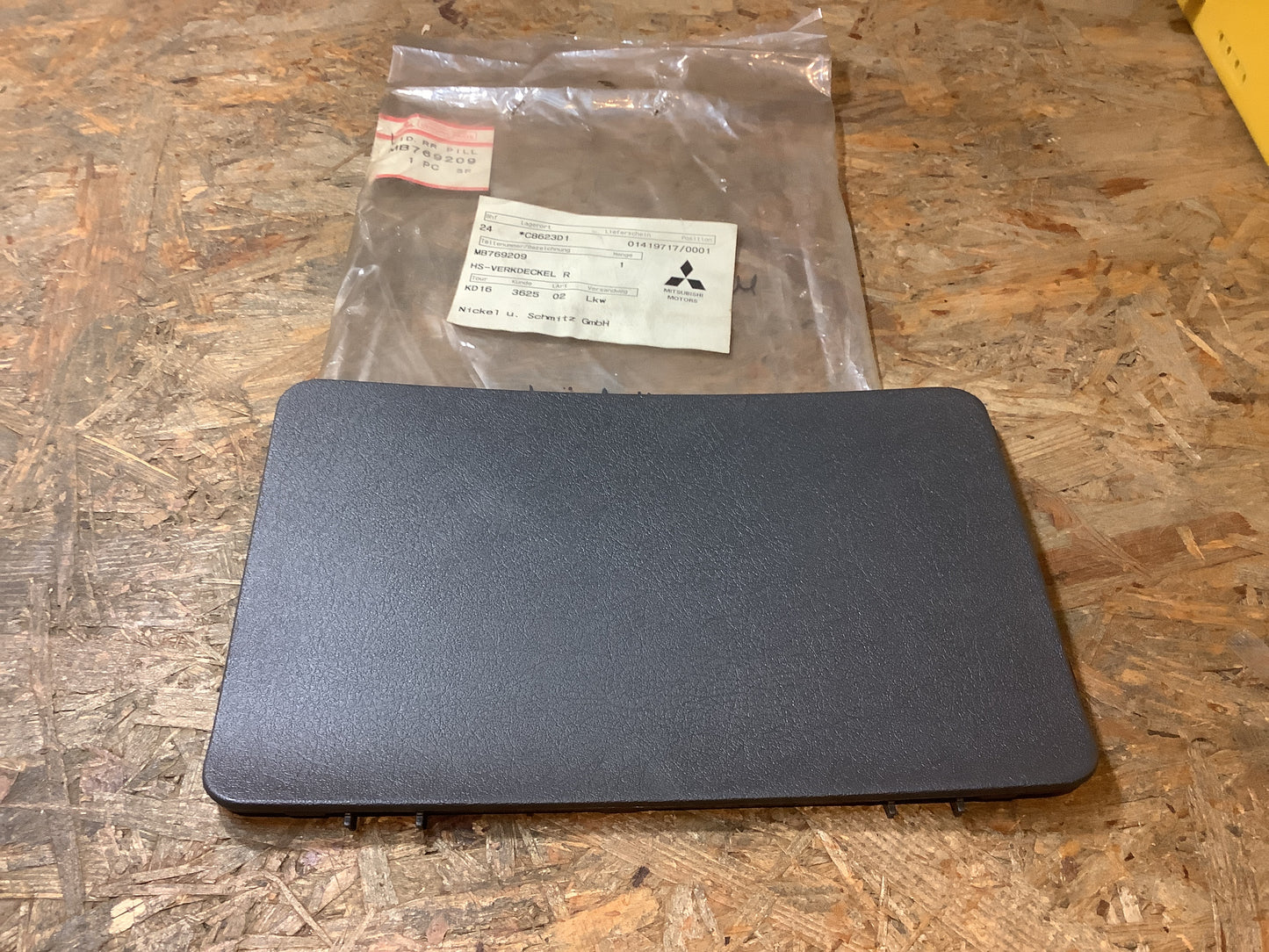 Mitsubishi L300 Europe, P2UW Deckel, Hecksäule Verkleidung LWR, rechts Original Mitsubishi NEU