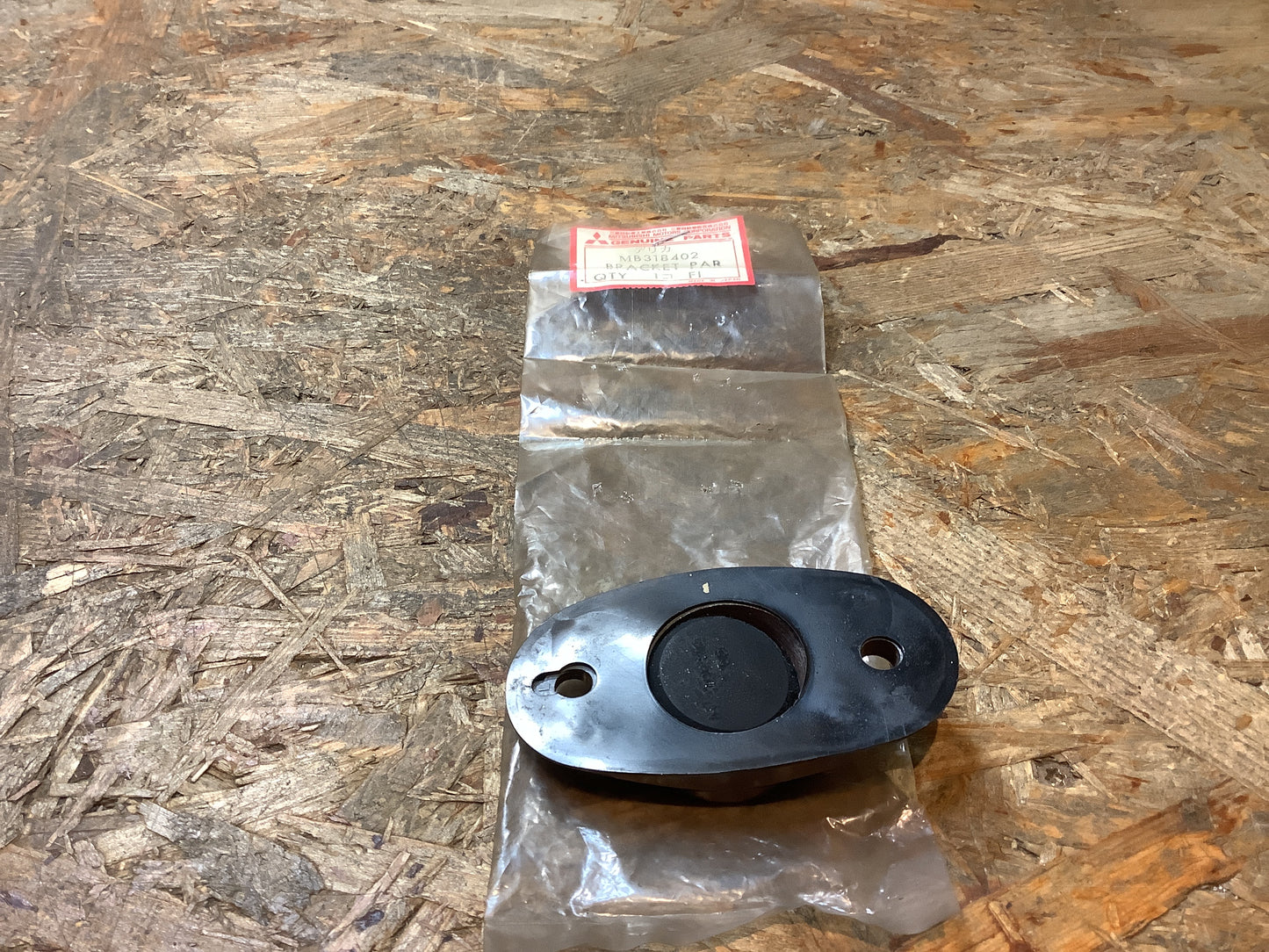 Mitsubishi Halterung, Trennscheibe links Original Mitsubishi NEU