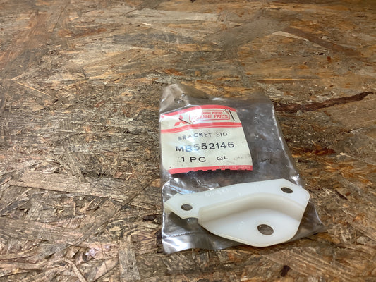 Mitsubishi Lancer CA, 6. Generation Bj. 06.88-10-91 Halterung, hintere Stoßfängerseite rechts Original Mitsubishi NEU