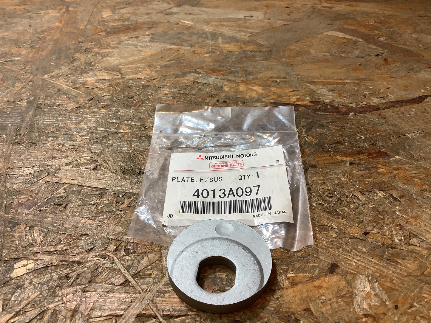 Mitsubishi Pajero Exzenterscheibe, Sturzkorrekturschraube Original Mitsubishi NEU