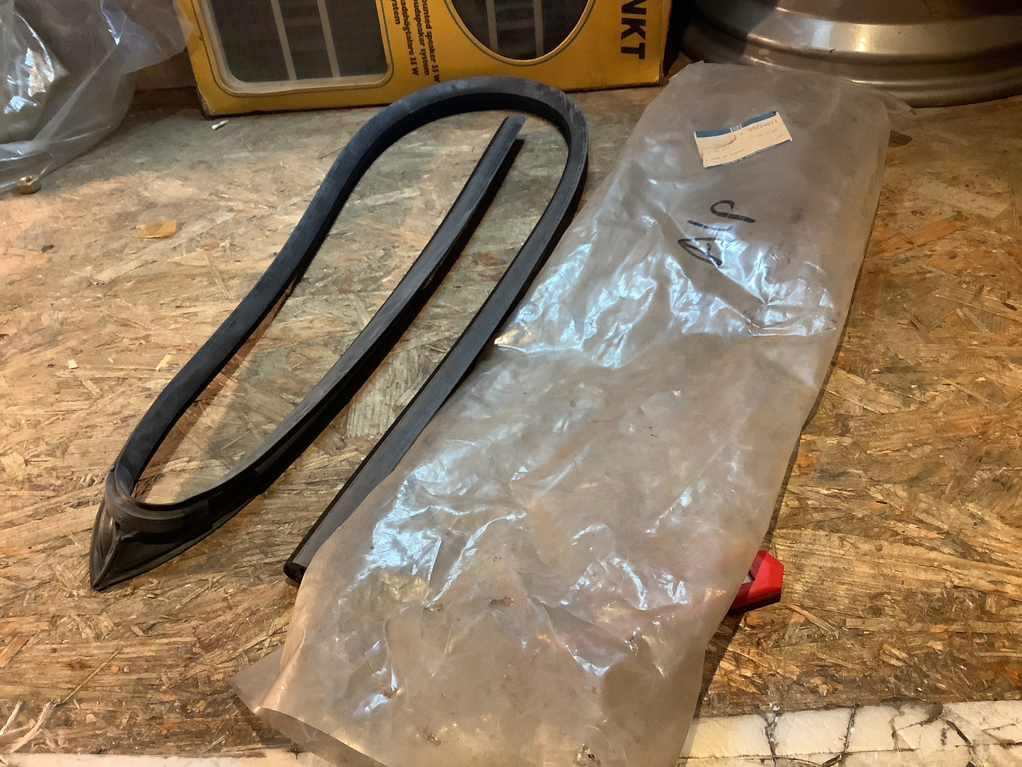 Opel Omega A Dichtung Tür links Original GM NEU