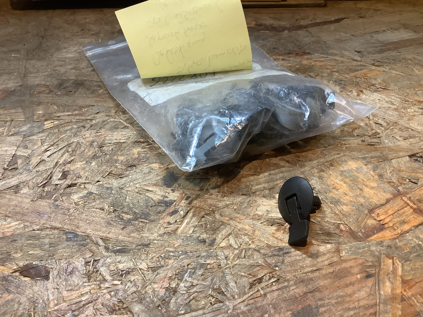 Opel Ascona C Montageklammer Schraubenclip Befestigung Gepäckträger NEU