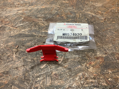 Mitsubishi Outlander Clip Regenrinne Original Mitsubishi NEU