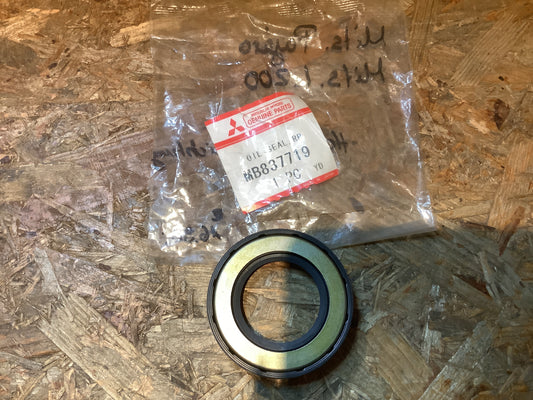 Mitsubishi Pajero, L200 Halbwellendichtung hinten Original Mitsubishi NEU